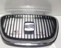 Grila bara fata centrala cu sigla 1P0853654A, Seat Leon (1P1) (id:341936)