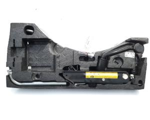 Spuma cu cric, cheie si carlig, cod 3C0011031B, 3C0803882, VW Passat (3C2) (idi:474412)