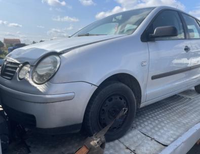 Dezmembrez piese caroserie, motor, cutie viteze, suspensie Volkswagen Polo (9N) 1.2 benzina 2003, AZQ