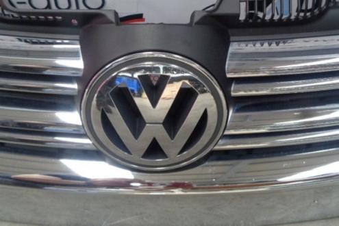 Grila bara fata centrala cu sigla, 1K5853651, Vw Golf 5 Variant