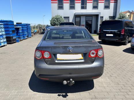 Dezmembrez piese caroserie, motor, cutie viteze, suspensie Volkswagen Jetta 3 (1K2) 1.4 TSI, CAXA